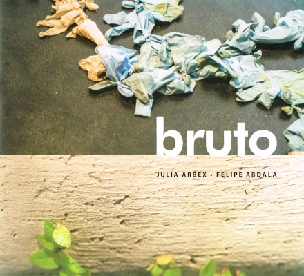 Catálogo da exposição "Bruto", de Julia Arbex e Felipe Abdala