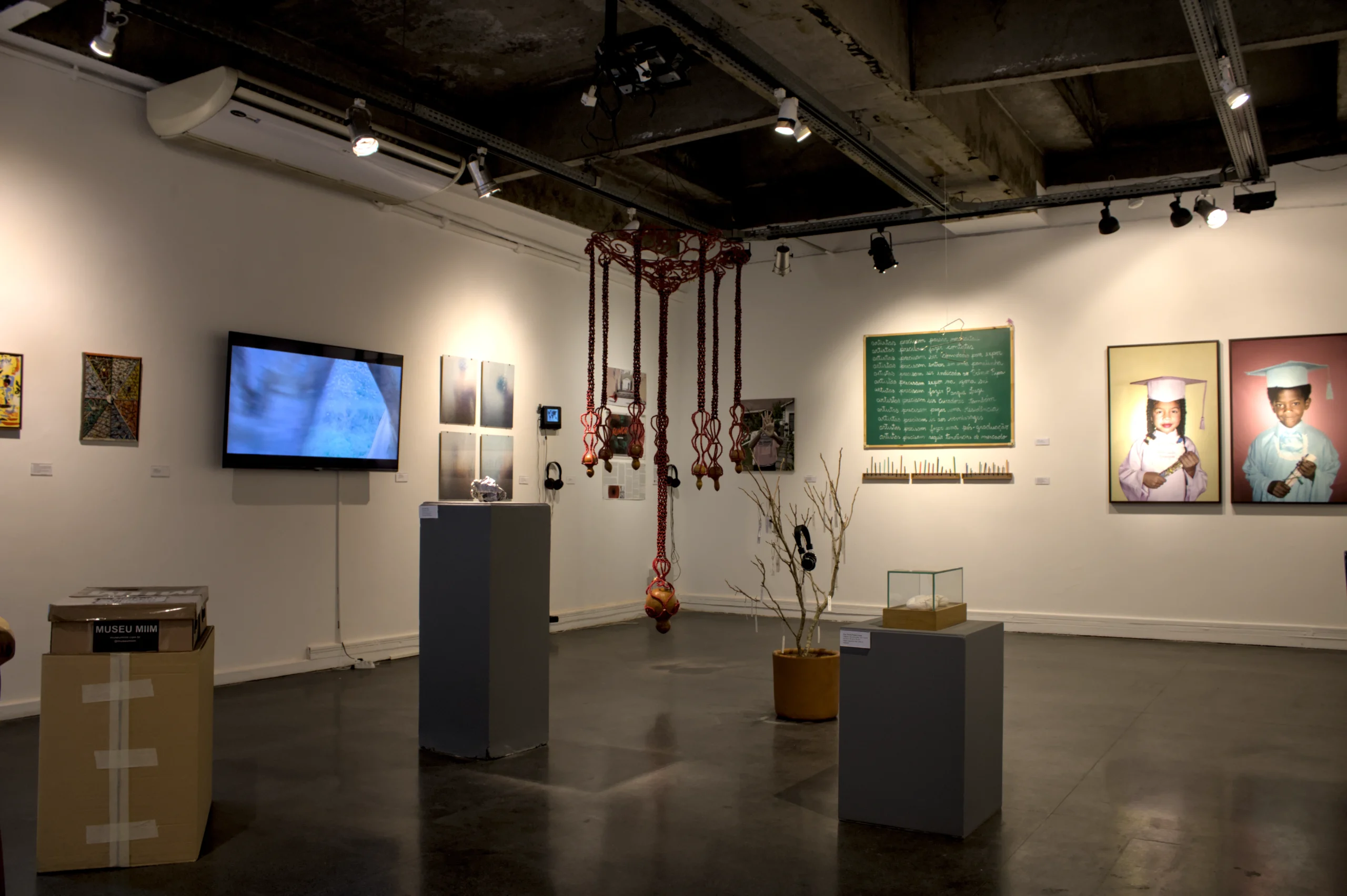 Foto da galeria Gustavo Scnnoor com a exposição Cândido ou, o Otimismo