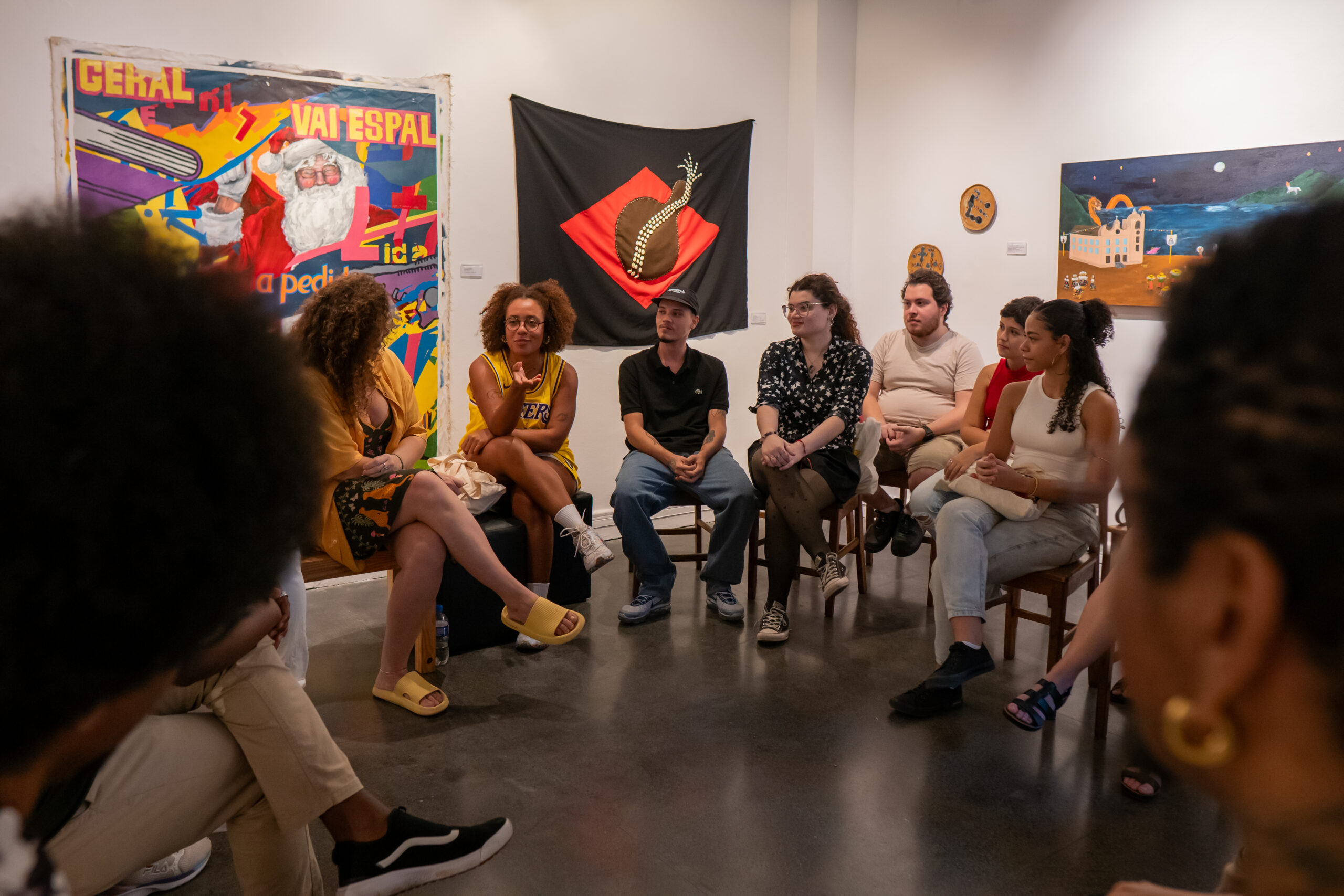 Roda de conversa entre artistas e estudantes fecha exposição “sul-realismo margeado”