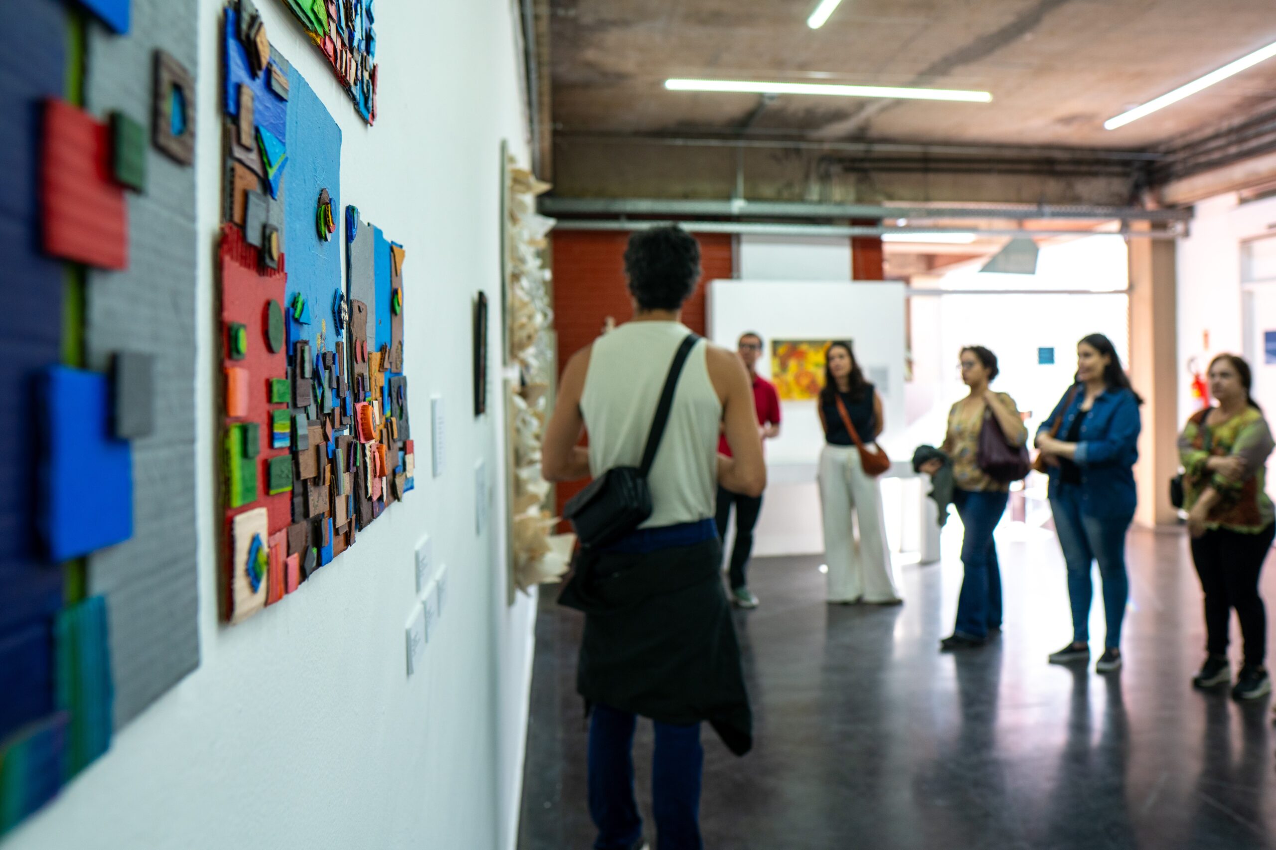 Visita guiada marca despedida da exposição “Qual é a escrita que uma superfície plástica solicita?”