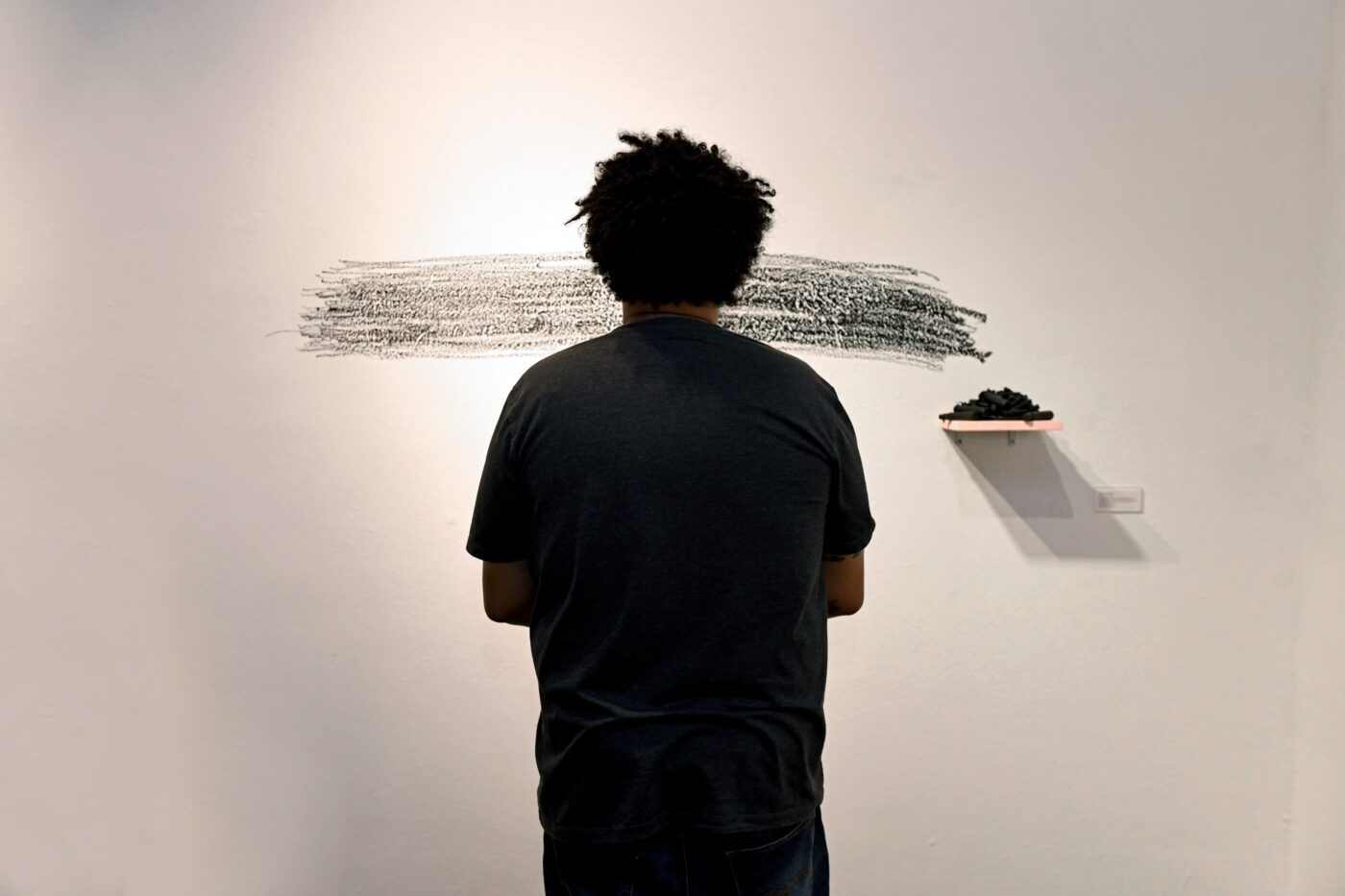 Pedro Carneiro transforma cartuchos de muniçõesusadas em bastões oleosos e redesenham a realidade